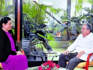 Chủ tịch Raul Castro Ruz tiếp thân mật Phó Chủ tịch Quốc hội Tòng Thị Phóng